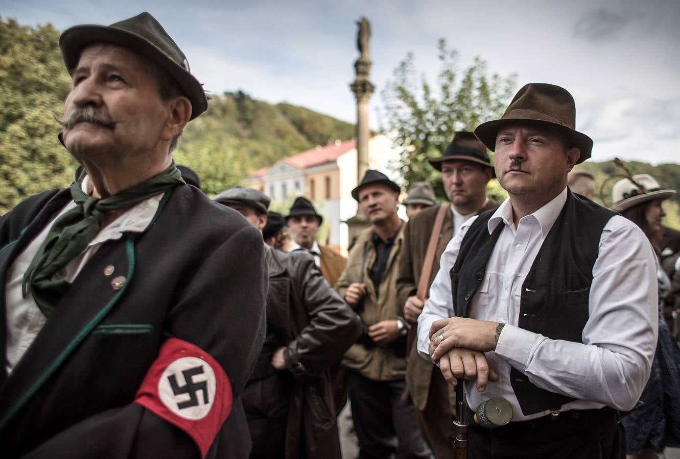 En septiembre de 1938 Checoslovaquia vivía momentos de tensión después de uno de los incendiarios discursos de Hitler sobre las nuevas fronteras de Alemania. La anexión de Sudetenland (los Sudetes), una región en la que vivían más de dos millones de checo-alemanes autóctonos acababa de ser amenazada. Ahora, varias asociaciones de historia militar han escenificado en la localidad checa de Starkov el ambiente bélico de la zona antes de que se produjera la anexión hace 80 años. Los sudetes quedaron bajo administración militar, con el general Wilhelm Keitel como gobernador. 
