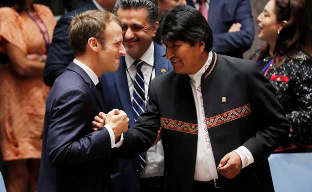 Macron (i) y Morales se saludan. 