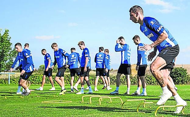 Jonathan Calleri, que se estrenó como goleador en Vallecas, realiza un ejercicio de calentamiento en la sesión de ayer. 