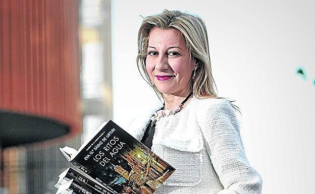 La autora, Eva García Sáenz de Urturi, en la presentación del segundo volumen de la trilogía el año pasado. 