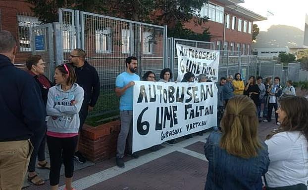 Varios padres se concentraron en la mañana de ayer con pancartas en el exterior del colegio de Gorliz. 