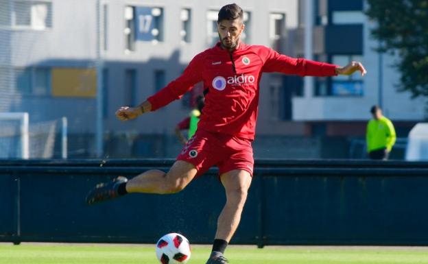 Dani Segovia se ejercita durante un entrenamiento en las instalaciones Nando Yosu.