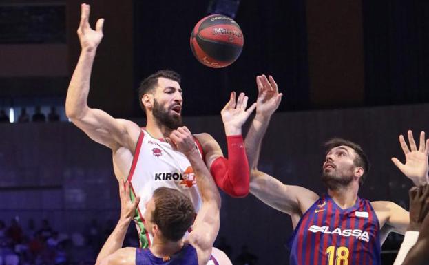 Tornike Shengelia lucha por un rebote con los jugadores del Barça Lassa Pierre Oriola y Kevin Pangos durante la semifinal de la Supercopa Endesa. 