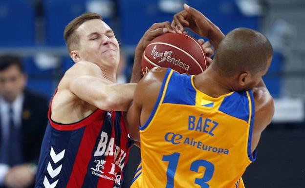 Sedekerskis lucha con Báez por un balón en el partido de la pasada temporada contra el Gran Canaria.