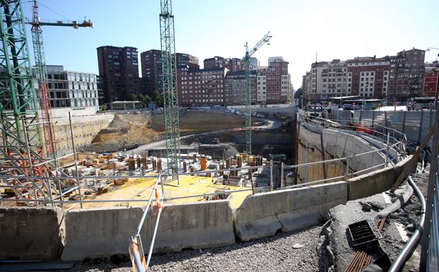 Vista actual de las obras de Termibus, con un inmenso agujero de veinte metros donde irán las cuatro plantas subterráneas. 