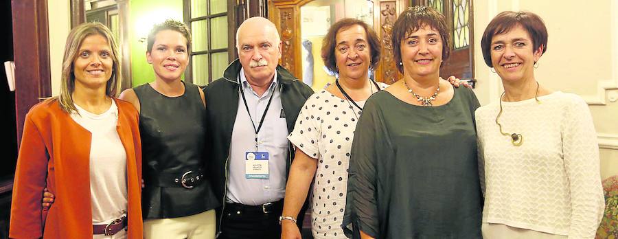 Amaia Bolumburu, Macarena Aspiunza, Agustín Sagasta, Izaskun Arrese, Birginia Gallastegi y Estíbaliz de Miguel.