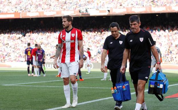 Iñigo Martínez se retira lesionado.