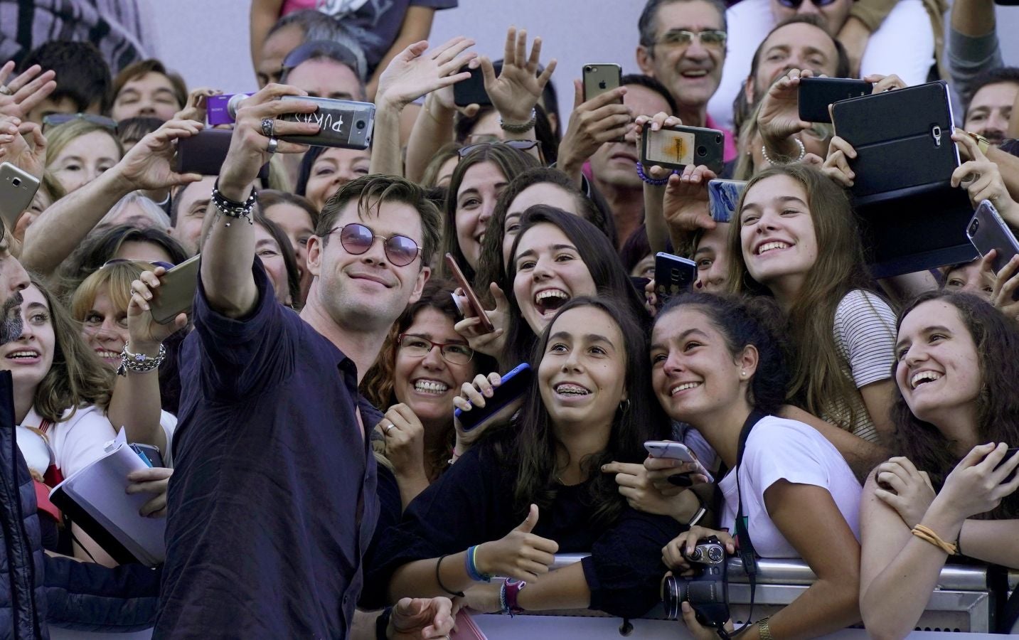 El actor ha sido la última estrella en acudir al Zinemaldia, pero la espera ha merecido la pena. Chris Hemsworth sabe cómo tratar al público y antes de subir las escalinatas que conducen al 'hall' del hotel el actor se ha tomado su tiempo para hacerse fotos, firmar autógrafos y lucir la mejor de sus sonrisas.