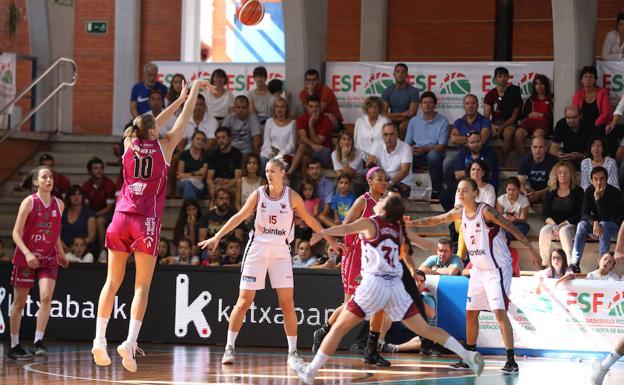 Las jugadoras del Lointek Gernika observan cómo Natalie van den Adel lanza un triple decisivo.