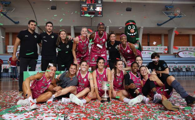 El equipo posa con el trofeo de campeonas.