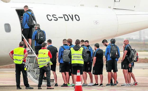 La plantilla albiazul tomó ayer por la mañana en Foronda el vuelo chárter que le transportó hasta Valencia.