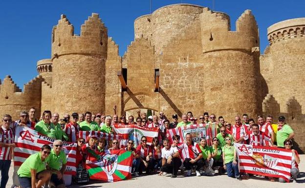 Treinta miembros de la peña Gamiz-Fika viajaron hasta Belmonte (Cuenca) para recibir el homenaje de una de las dos peñas rojiblancas de la población.