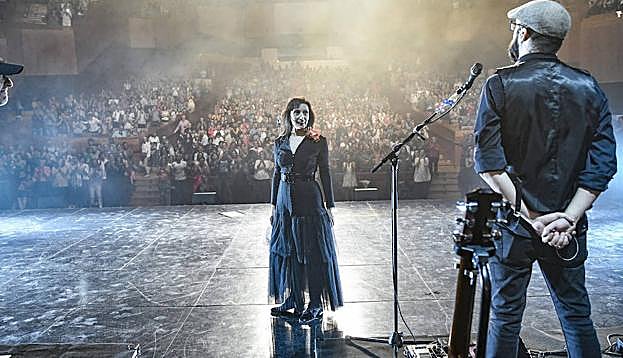 Luz con la tercera indumentaria ante el respetable en pie 