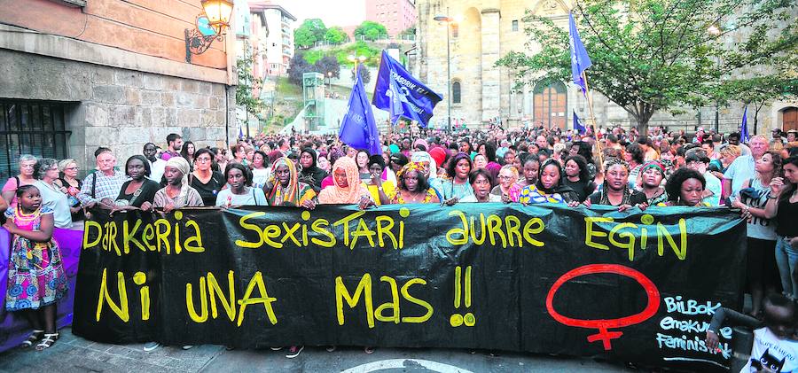 Un numeroso grupo de personas, sobre todo mujeres, se manifiesta en las calles de Bilbao para protestar por el asesinato de la senegalesa Maguette Mbeugou. 