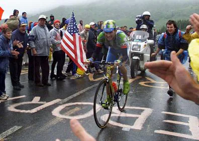 Imagen secundaria 1 - En la imagen principal el rey Juan Carlos entrega a Javier la Real Orden del Mérito Deportivo en 2002. Javier, camino de su victoria en la etapa de Hautacam en el Tour de 2000, y en la prueba contrarreloj individual en la que se colgó el oro.