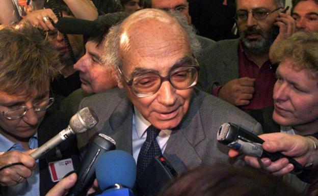 Saramago el día que se anunció que había ganado el Nobel.