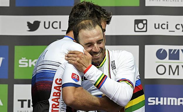 Sagan, que le admira, le entregó la medalla. 