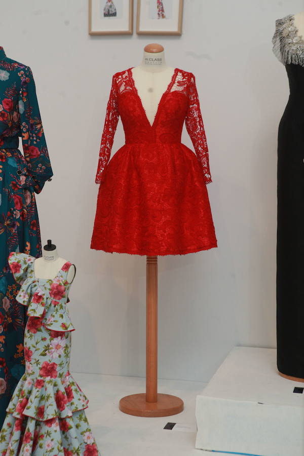 Con motivo de la pasarela Gasteiz On, que arranca hoy, una exposición recoge una veintena de trajes de diseñadores alaveses por el 30 aniversario de la escuela m.Class.