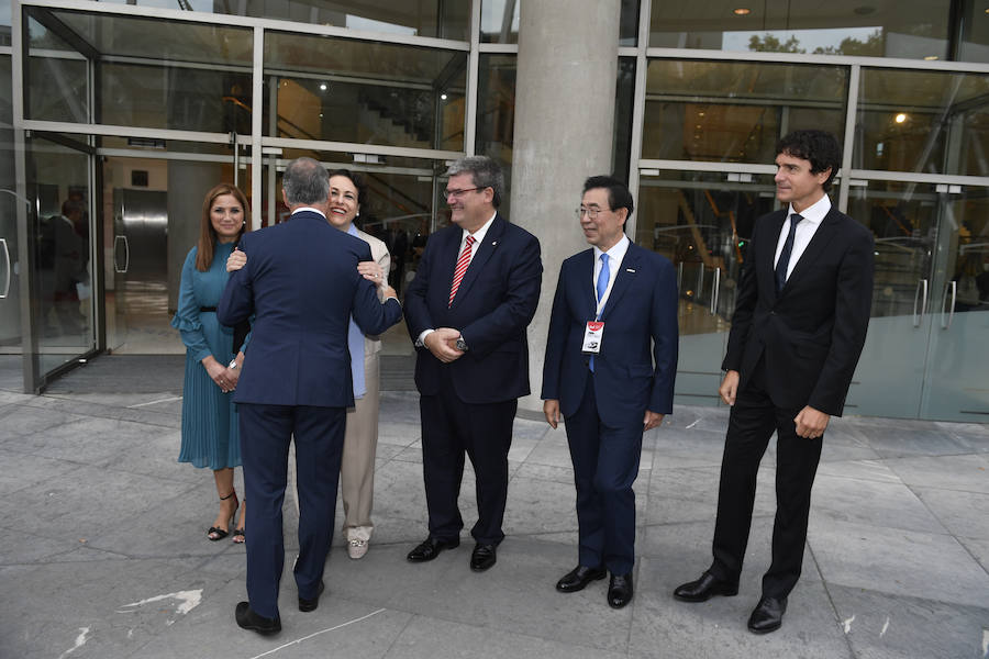 Iñigo Urkullu saluda a la ministra Valerio en presencia de María Jesús San José, Juan Mari Aburto y Won-soon Park, alcalde de Seúl.