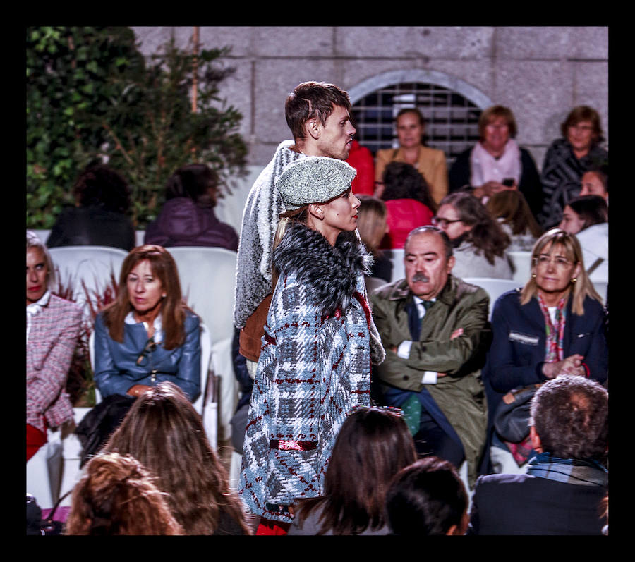 La retrospectiva, que se ha podido disfrutar este martes, ha incluido piezas de cóctel, de fiestas, realizadas a partir de materiales reciclados o vestidos de novia