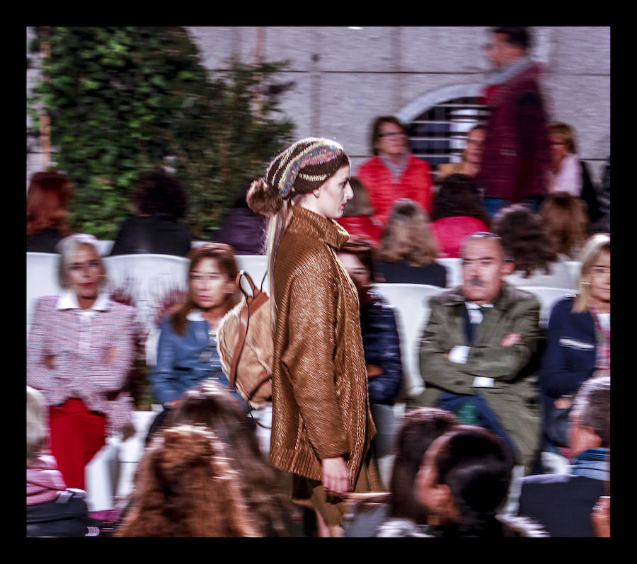 La retrospectiva, que se ha podido disfrutar este martes, ha incluido piezas de cóctel, de fiestas, realizadas a partir de materiales reciclados o vestidos de novia