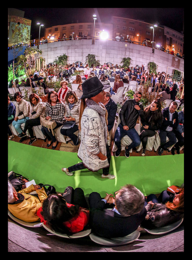 La retrospectiva, que se ha podido disfrutar este martes, ha incluido piezas de cóctel, de fiestas, realizadas a partir de materiales reciclados o vestidos de novia