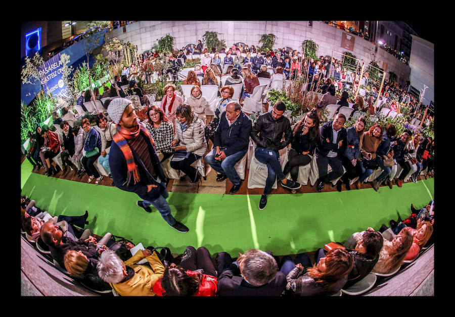 La retrospectiva, que se ha podido disfrutar este martes, ha incluido piezas de cóctel, de fiestas, realizadas a partir de materiales reciclados o vestidos de novia