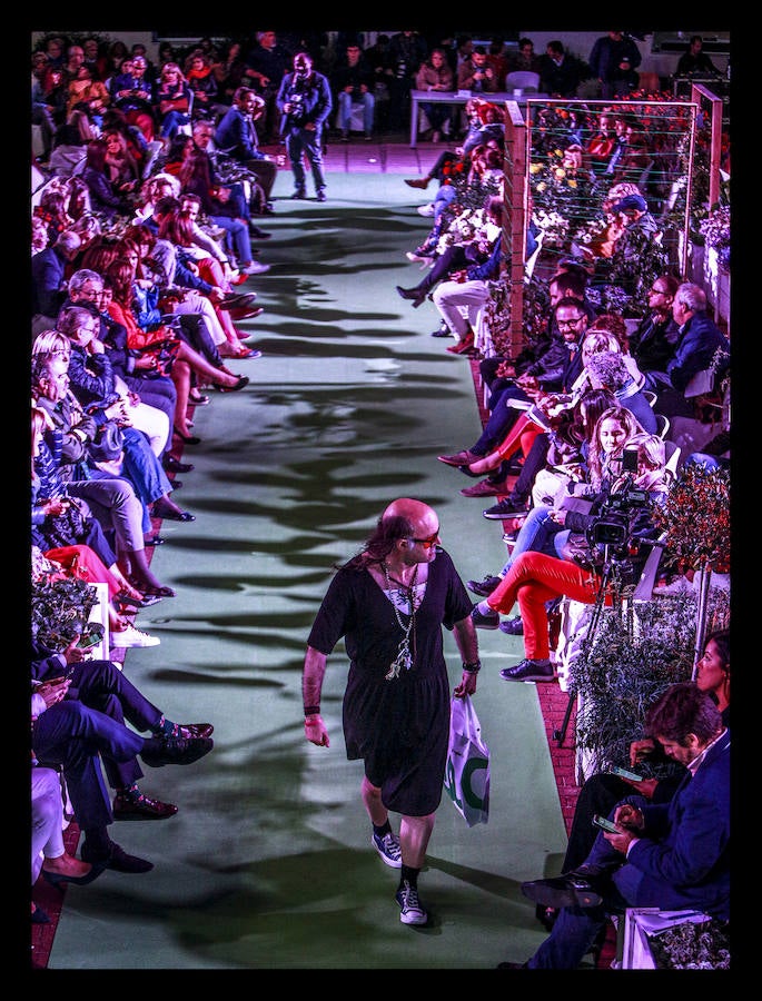 La retrospectiva, que se ha podido disfrutar este martes, ha incluido piezas de cóctel, de fiestas, realizadas a partir de materiales reciclados o vestidos de novia