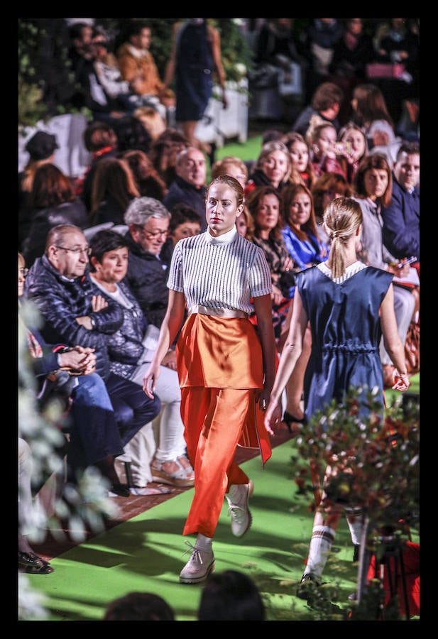 La retrospectiva, que se ha podido disfrutar este martes, ha incluido piezas de cóctel, de fiestas, realizadas a partir de materiales reciclados o vestidos de novia