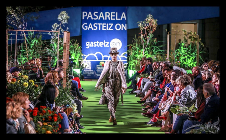 La retrospectiva, que se ha podido disfrutar este martes, ha incluido piezas de cóctel, de fiestas, realizadas a partir de materiales reciclados o vestidos de novia