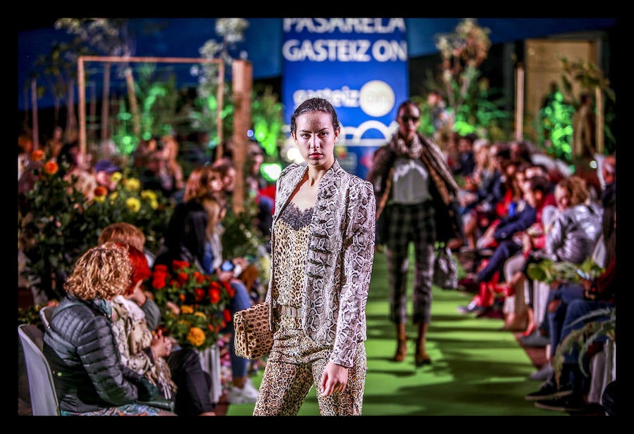 La retrospectiva, que se ha podido disfrutar este martes, ha incluido piezas de cóctel, de fiestas, realizadas a partir de materiales reciclados o vestidos de novia