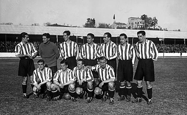 El Athletic de Patricio Caicedo posa en un partido.