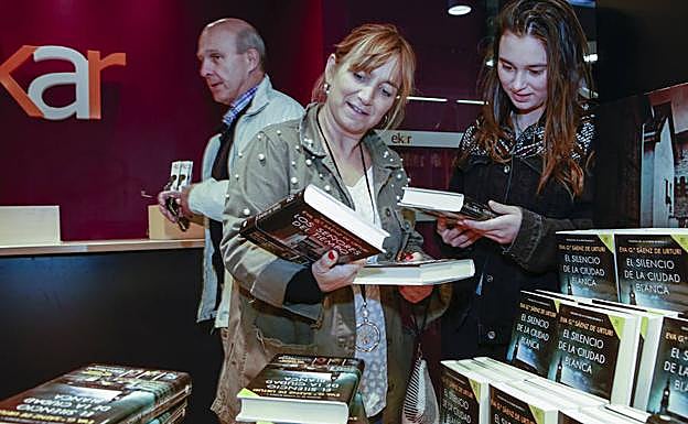 El libro de Eva García ha sido el principal foco de atención en las librerías alavesas este martes. 