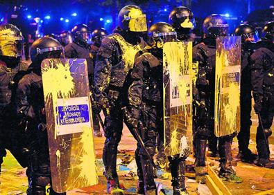 Imagen secundaria 1 - Símbolos. Torra gesticula junto a los congregados frente al Parlament antes de los incidentes. Abajo, mossos cubiertos de pintura y grupos de los CDR cortando una carretera.