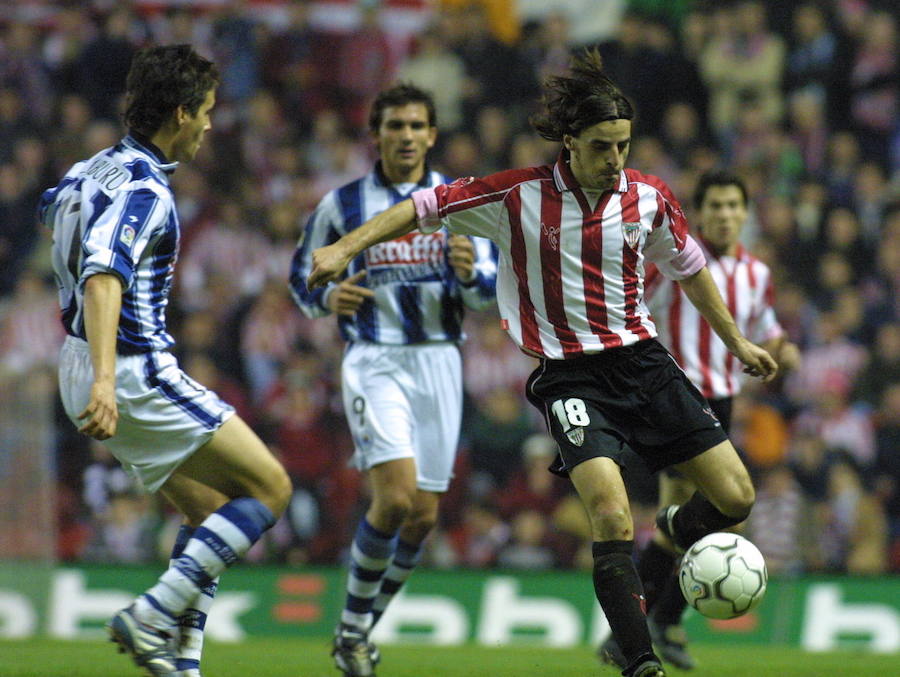 Bittor Alkiza controla el balón en el derbi de la temporada 2002 ante la Real en San Mamés.
