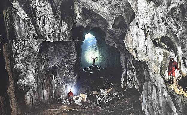 La muestra incluye una «impactante» infografías de un karst. 