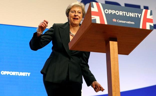 Theresa May realiza su entrada triunfal.