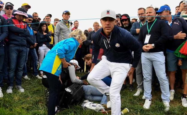 Brooks Koepka, tras interesarse el pasado viernes por la espectadora golpeada. 