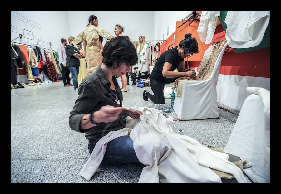 Ocho talentos de la aguja participan enel vigésimo séptimo Encuentro de Nuevos Creadores sobre la pasarela de Artium