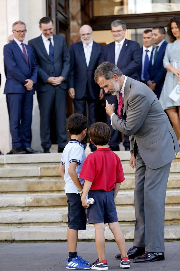 Felipe VI habla con dos niños que se le han acercado a saludar de manera espontánea.