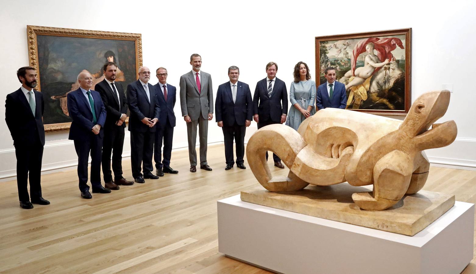 De izquierda a derecha: Rafael Orbegozo, de la Fundación Iberdrola; Gorka Martínez, presidente de la BBK; el escritor Kirmen Uribe; Jesús Loza; José Guirao; el rey Felipe VI; Juan Mari Aburto; Bingen Zupiria, consejero de Cultura y Política Lingüística; Lorea Bilbao, diputada de Euskera y Cultura, y Xabier Sagredo, presidente de la Fundación BBK.