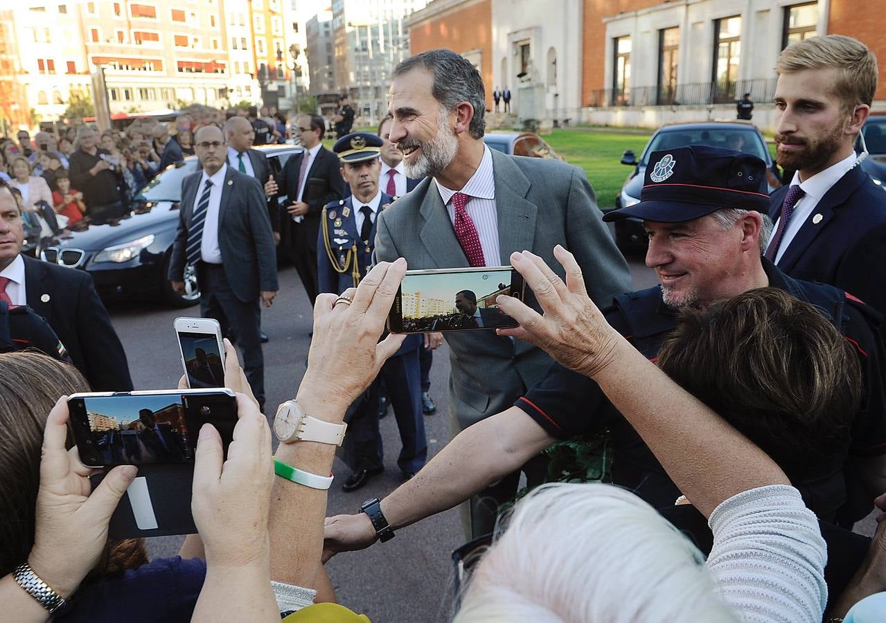 El Rey, muy sonriente, saluda a las personas que se han acercado hasta las inmediaciones del Museo de Bellas Artes. 