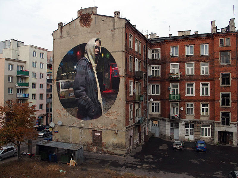 Joven en el barrio de Praga, en Varsovia (Polonia). 