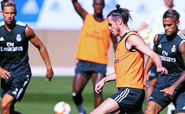 Bale conduce el balón en el entrenamiento de ayer. 