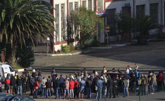 Trabajadores de La Naval en una asamblea en el exterior del astillero. 