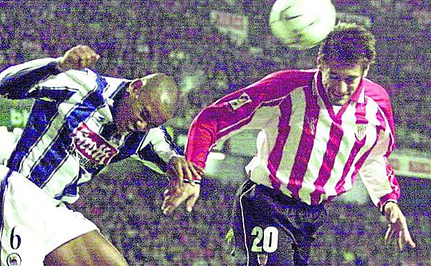 Isma Urzaiz remata un balón en presencia del brasileño Luiz Alberto.