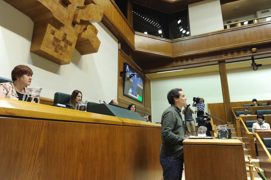 El Parlamento permite por primera vez en 38 años que alguien ajeno a un partido pronuncie un discurso en un pleno