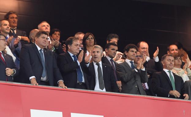 Aperribay y Urrutia, en el palco de San Mamés. 