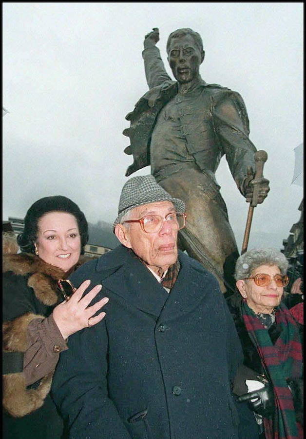 En 1996, con los padres de Mercury en Suiza durante la inauguración de una estatua en su honor.