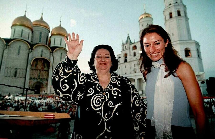 Monsterrat Caballé y su hija en la Plaza Roja de Moscú en 1998.l